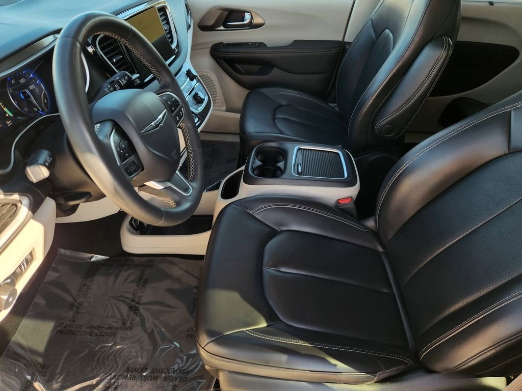 Used 2023 Chrysler Pacifica Touring-L image 14
