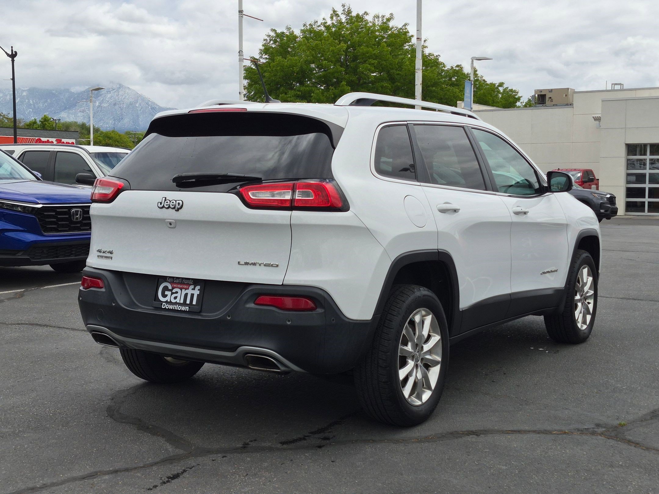 Used 2015 Jeep Cherokee Limited w/ Luxury Group AWD/4WD image 3
