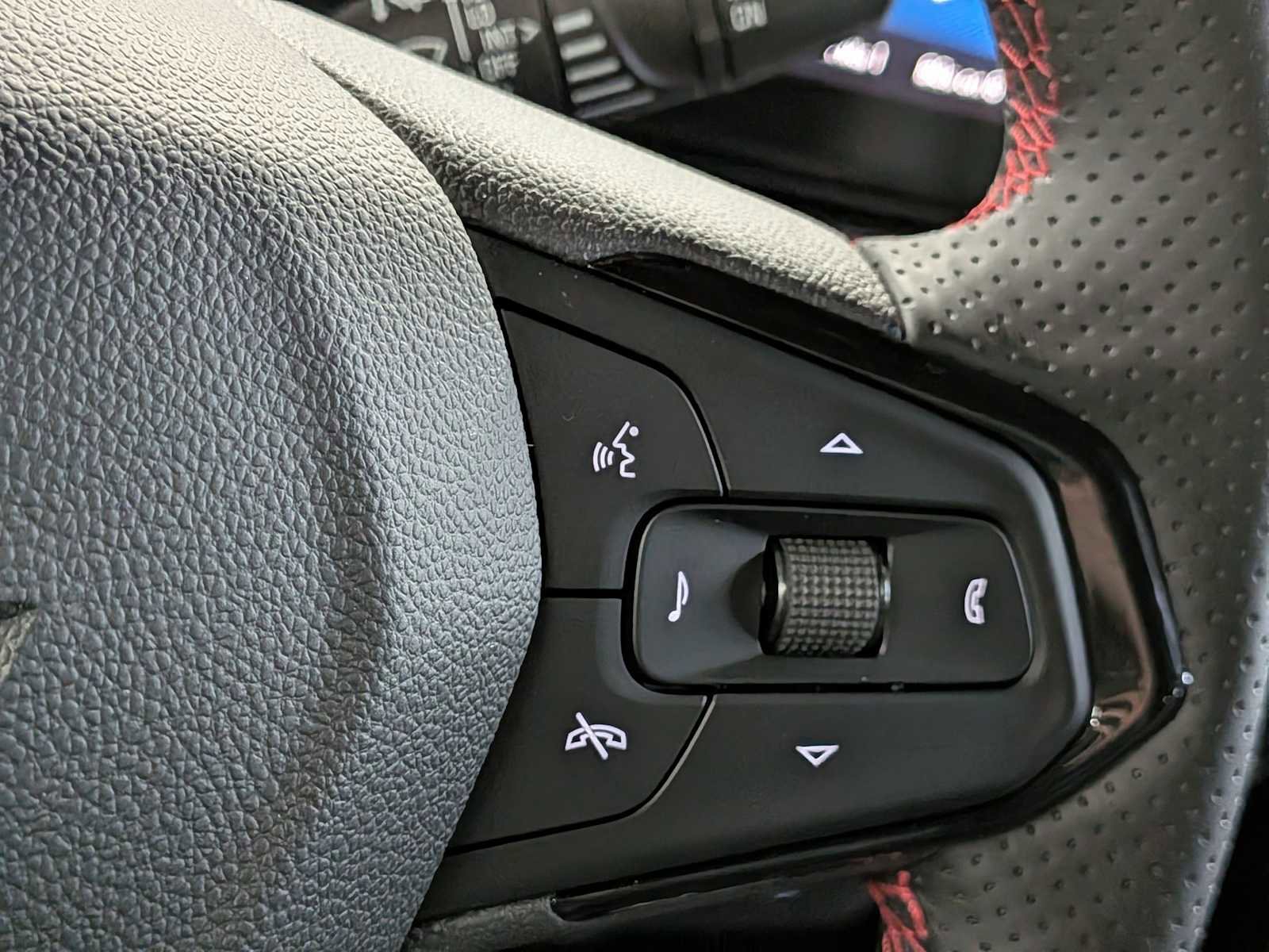 New 2025 Chevrolet Trax RS w/ Sunroof Package image 25