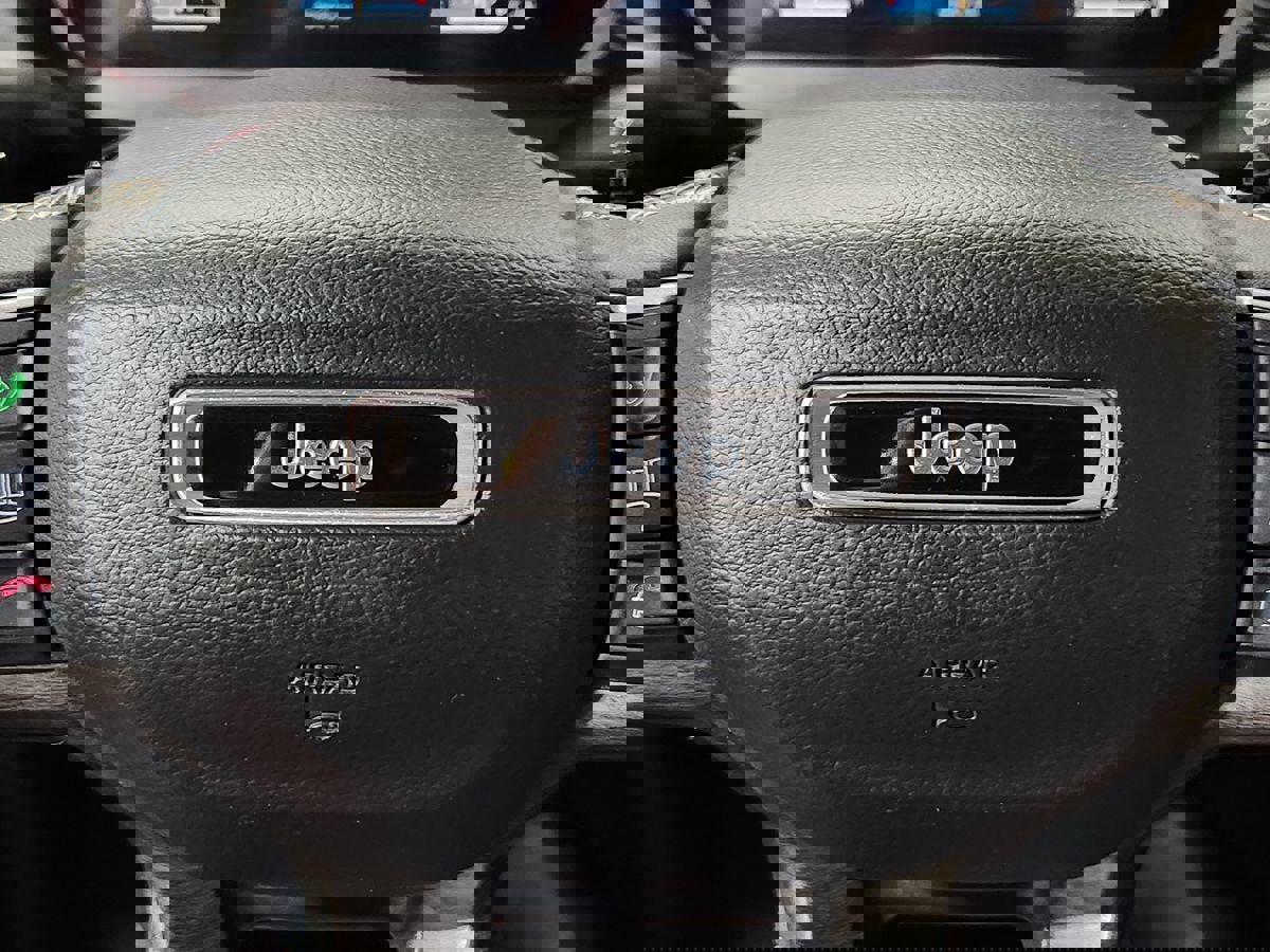 Used 2023 Jeep Grand Cherokee Limited w/ Luxury Tech Group II image 52