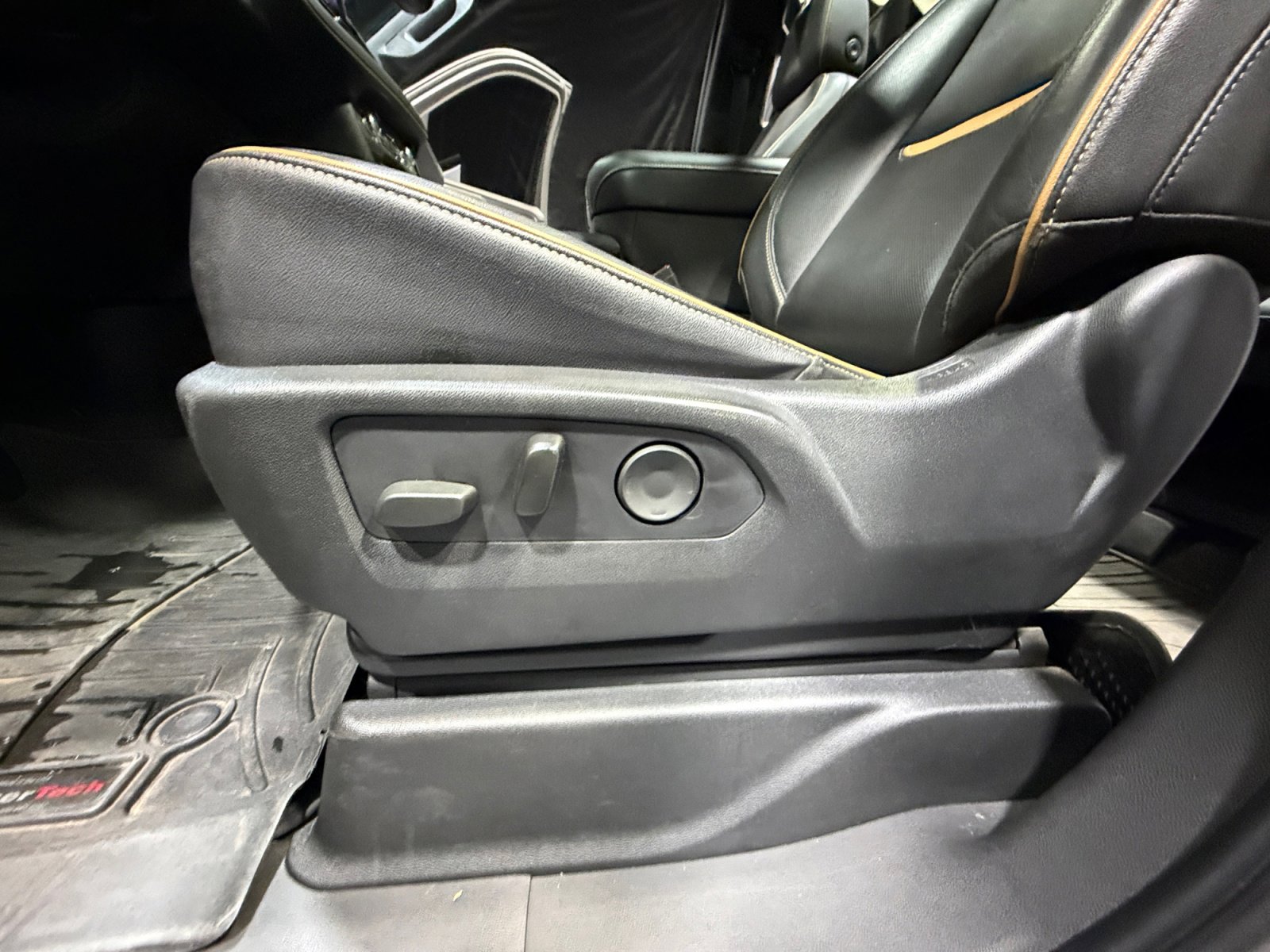 Used 2021 GMC Yukon AT4 w/ AT4 Premium Plus Package AWD/4WD image 14