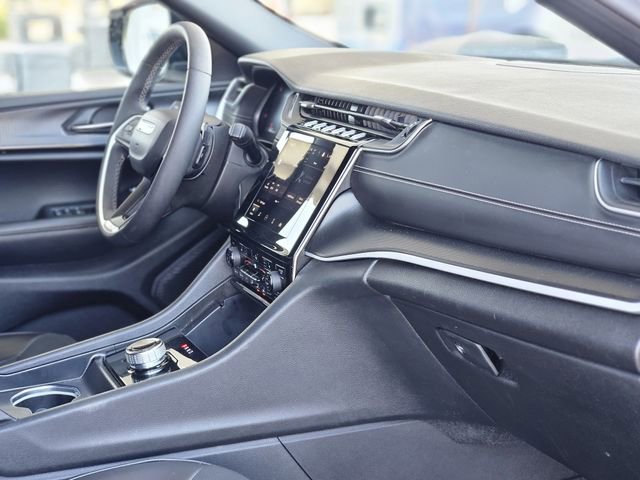 Used 2025 Jeep Grand Cherokee Altitude AWD/4WD image 13
