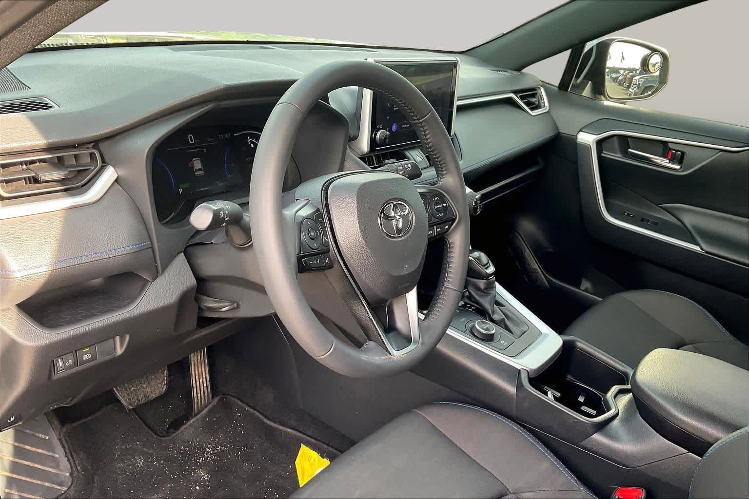 Used 2025 Toyota RAV4 SE AWD/4WD image 15