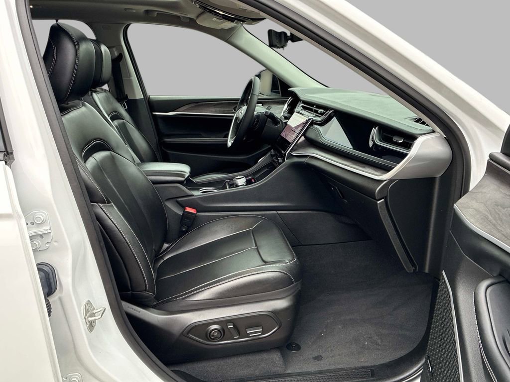 Certified 2023 Jeep Grand Cherokee 4WD 4xe w/ Luxury Tech Group II image 9