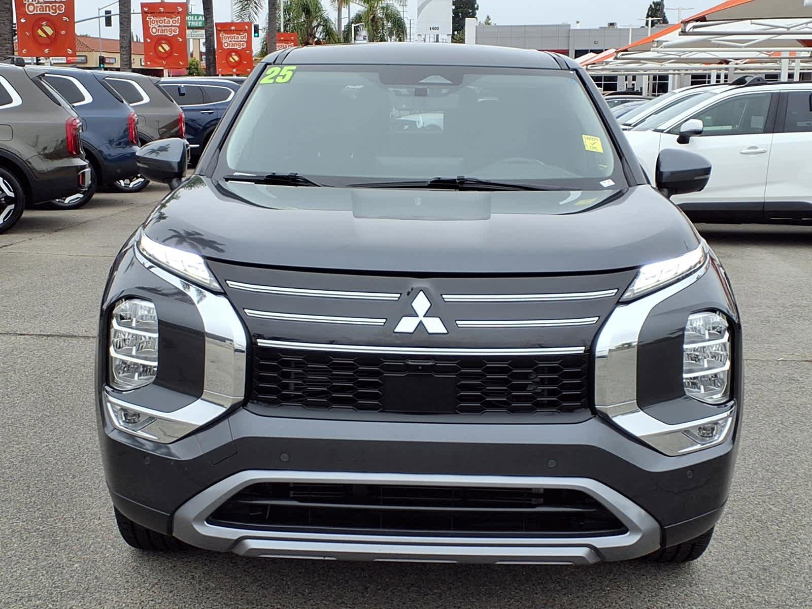 Used 2025 Mitsubishi Outlander SE FWD image 2