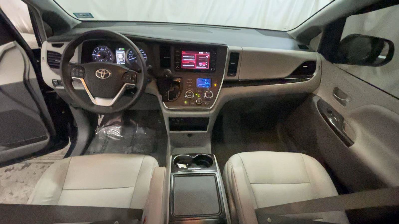 Used 2018 Toyota Sienna XLE FWD image 26