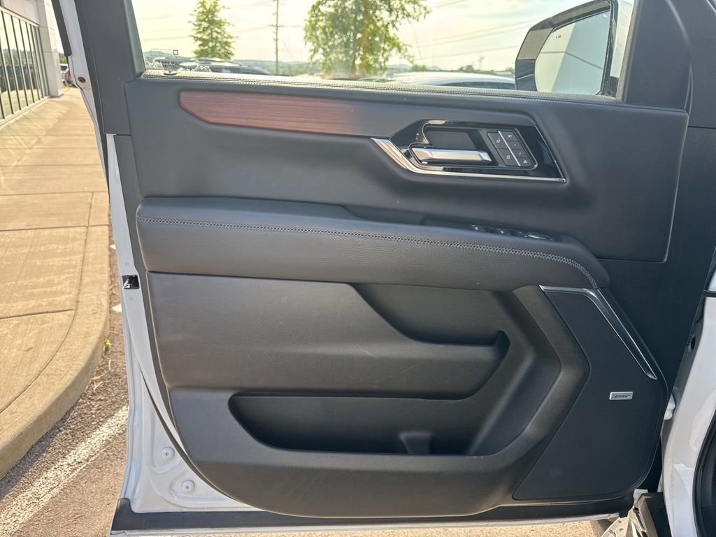 Used 2025 GMC Yukon Denali RWD image 10