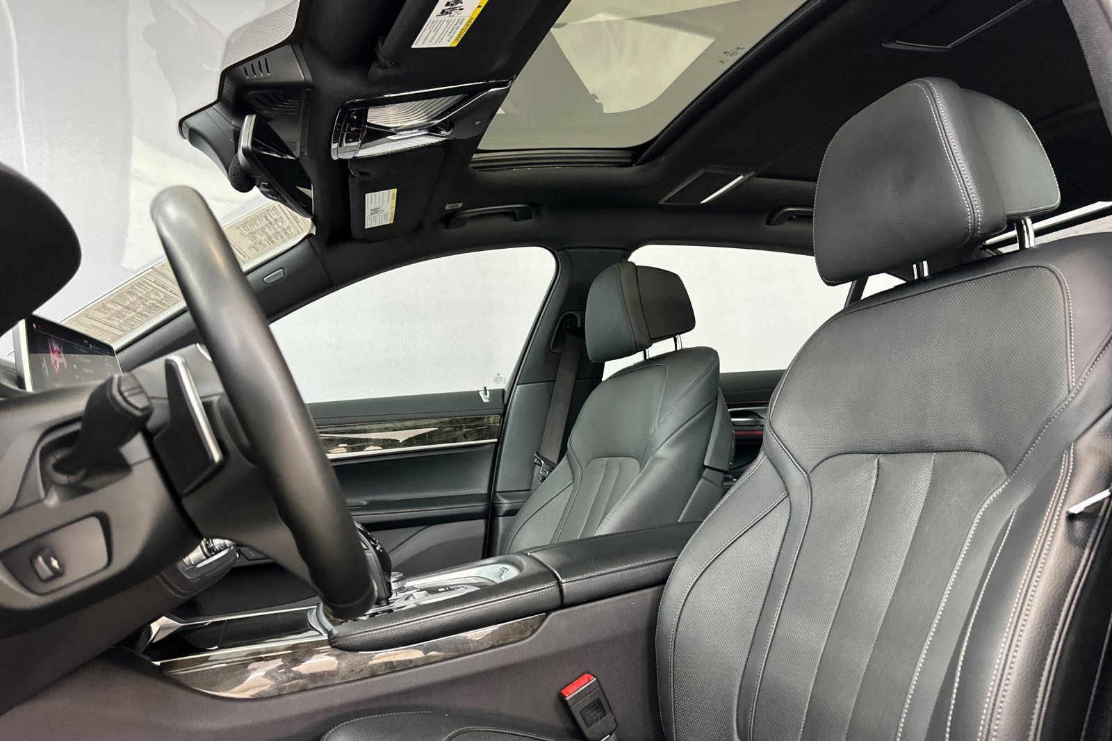 Used 2022 BMW 740i w/ M Sport Package RWD image 15