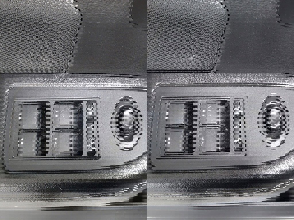 Used 2013 Dodge Avenger SE image 23