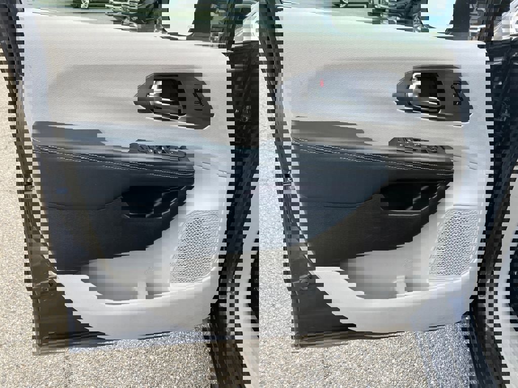 Used 2023 Chrysler Pacifica Touring-L image 11