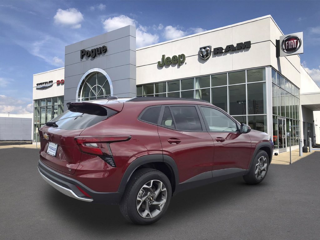 Used 2025 Chevrolet Trax LT w/ LT Convenience Package FWD image 3