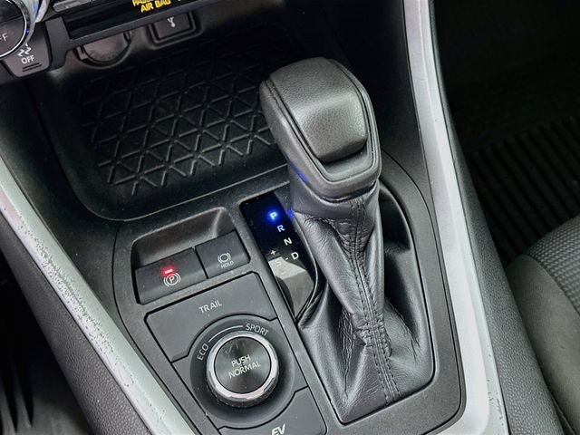 Used 2021 Toyota RAV4 LE AWD/4WD image 12