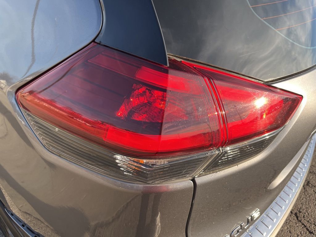 Used 2018 Nissan Rogue S image 42