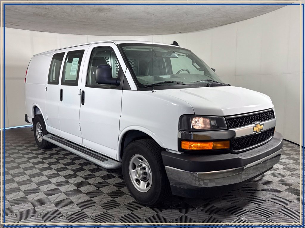 Used 2025 Chevrolet Express 2500 w/ Driver Convenience Package RWD image 4