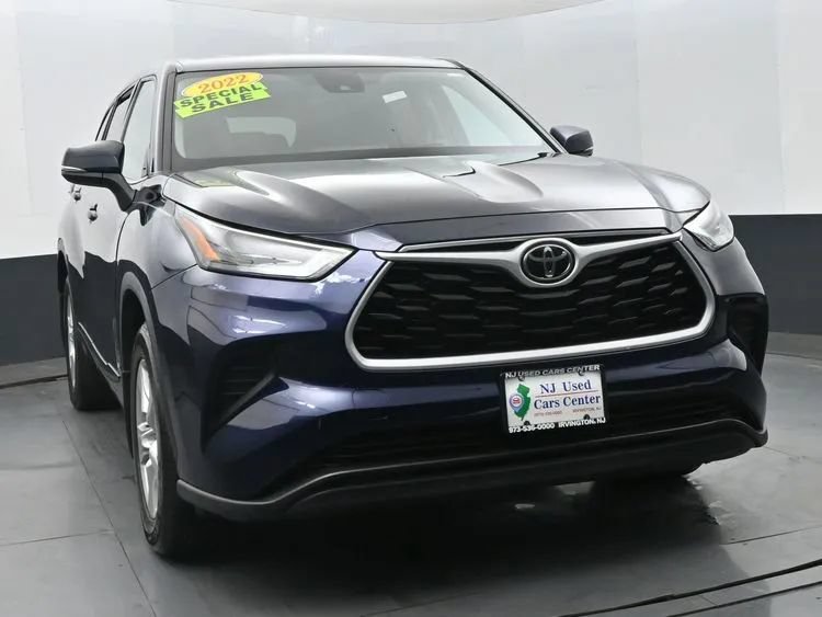 Used 2022 Toyota Highlander L AWD/4WD image 3