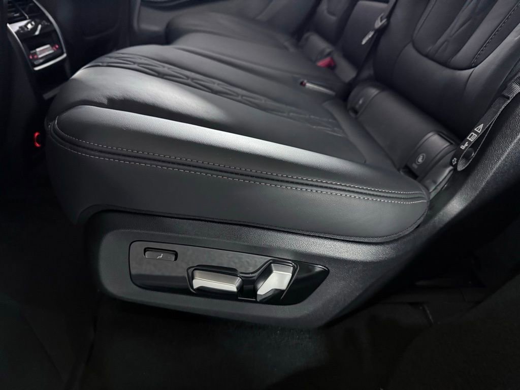 Used 2023 BMW X7 xDrive40i w/ M Sport Package image 22
