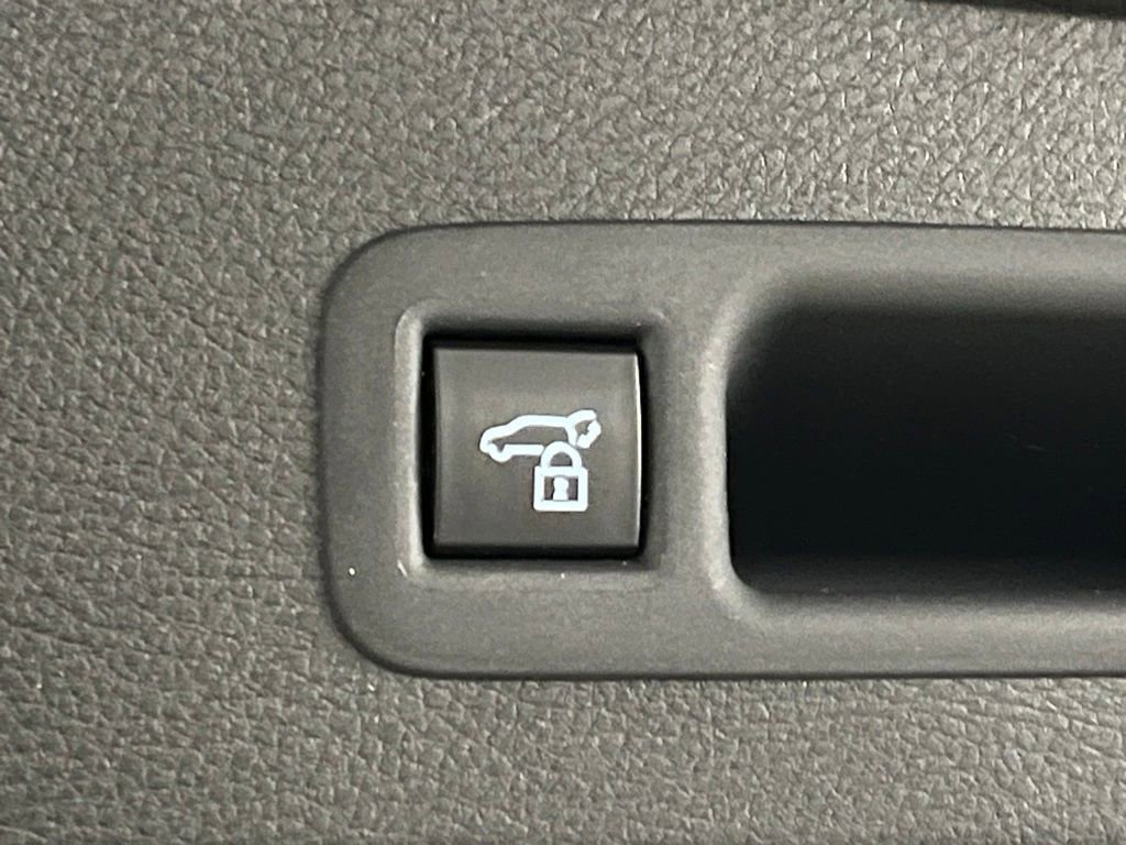 Used 2025 Toyota Sienna XSE image 40