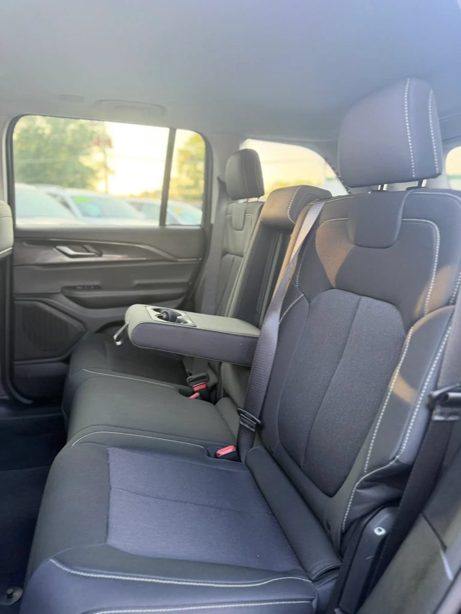 Used 2023 Jeep Grand Cherokee Laredo AWD/4WD image 20