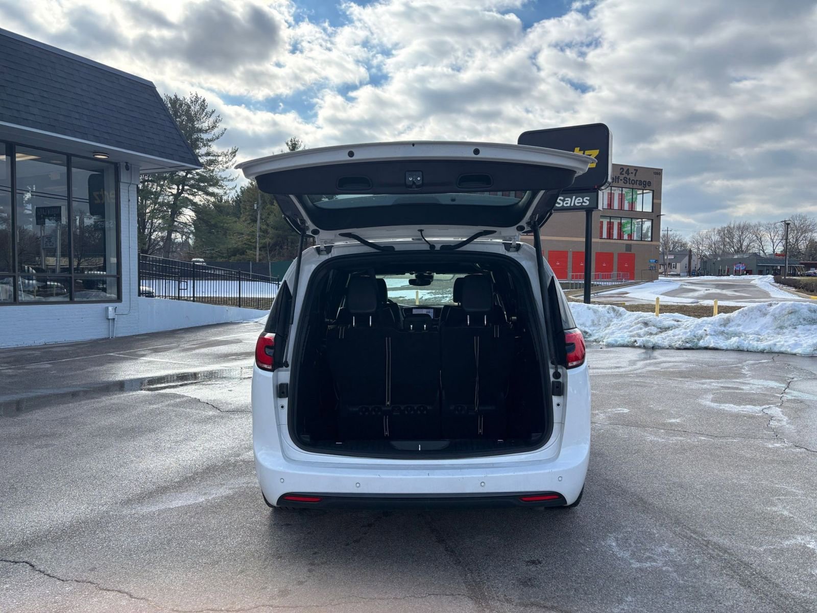 Used 2025 Chrysler Pacifica Limited image 33