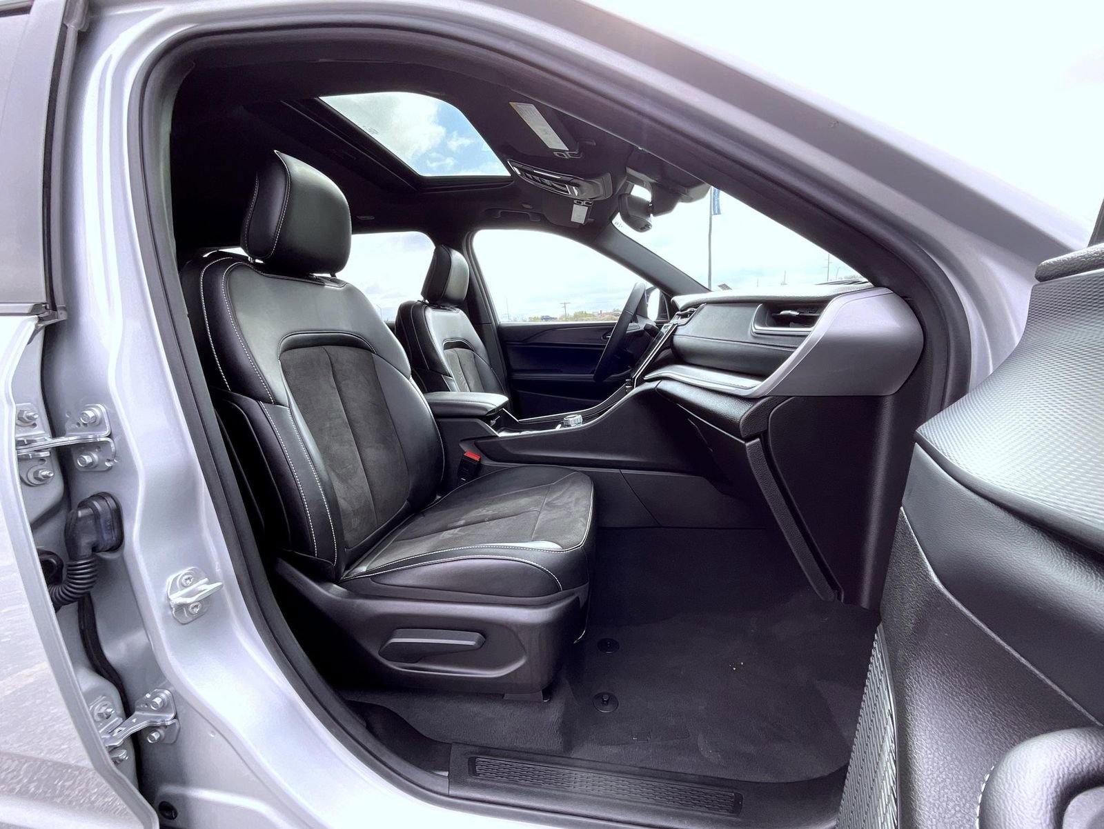 Used 2024 Jeep Grand Cherokee Altitude image 15