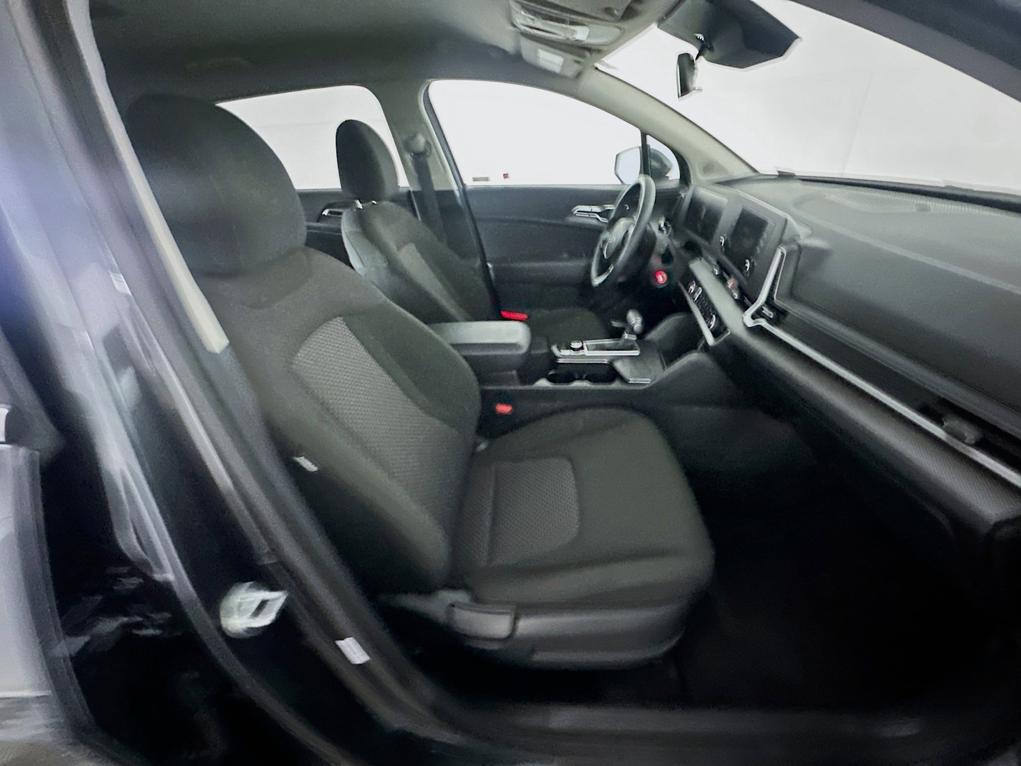 Used 2025 Kia Sportage LX image 29