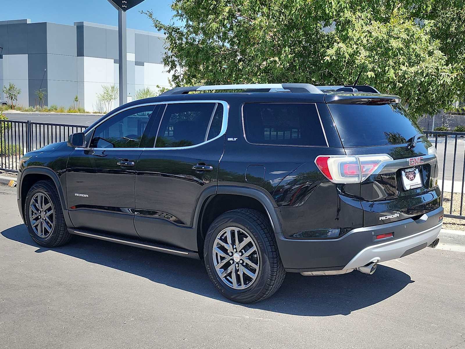 Used 2018 GMC Acadia SLT w/ LPO, Black Accent Package FWD image 6