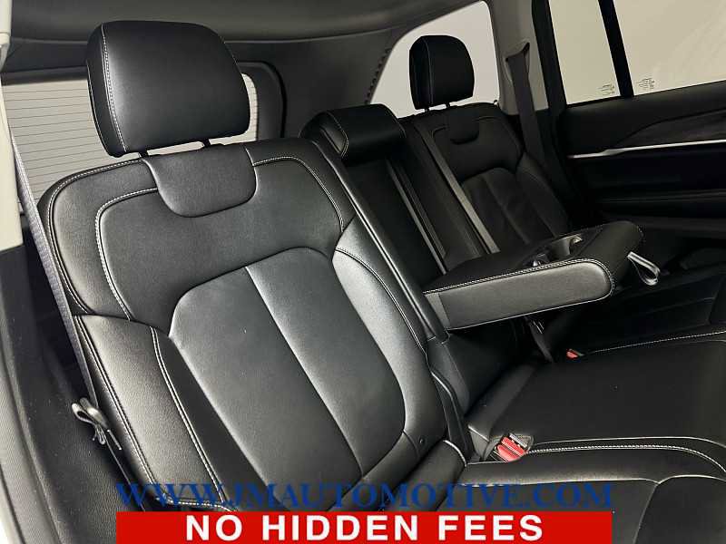 Used 2023 Jeep Grand Cherokee Limited w/ Black Appearance Package AWD/4WD image 18