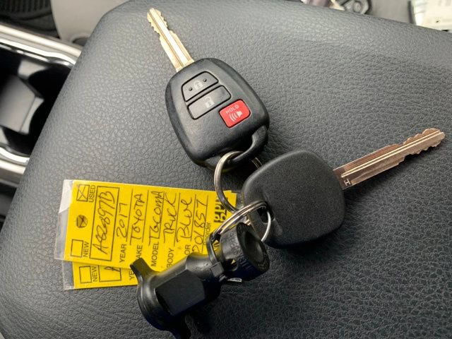 Used 2017 Toyota Tacoma SR5 w/ Tow Package RWD image 40
