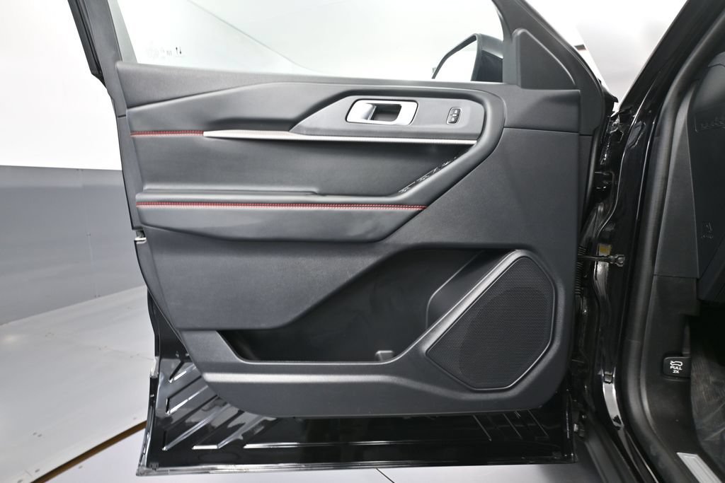 Used 2025 Ford Explorer ST-Line w/ ST-Line Street Pack AWD/4WD image 14