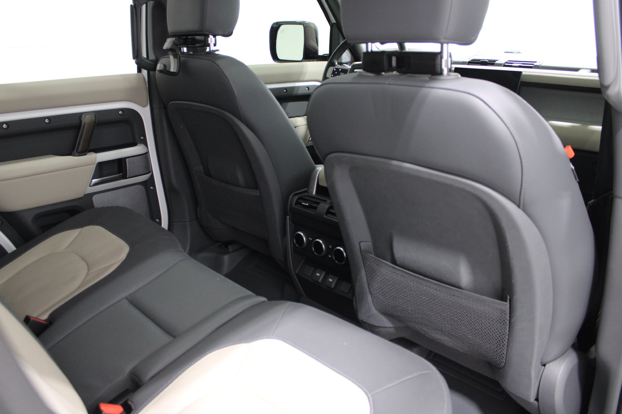 Used 2024 Land Rover Defender 130 X-Dynamic SE AWD/4WD image 22