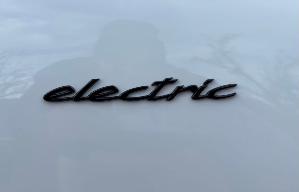 New 2025 Porsche Macan 4S Electric image 13