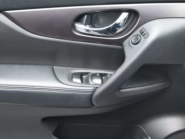 Used 2016 Nissan Rogue SV image 16