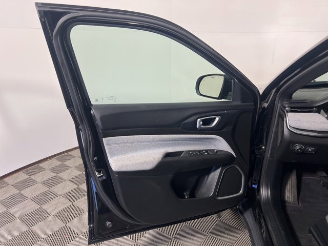 Certified 2024 Jeep Compass Latitude image 9