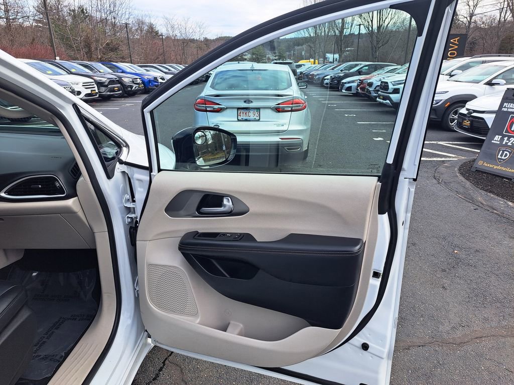 Used 2024 Chrysler Pacifica Touring-L image 22
