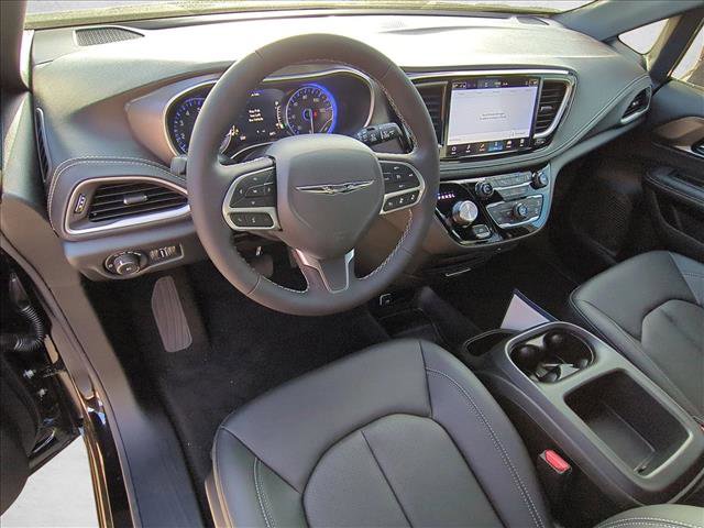 New 2026 Chrysler Pacifica Select image 4