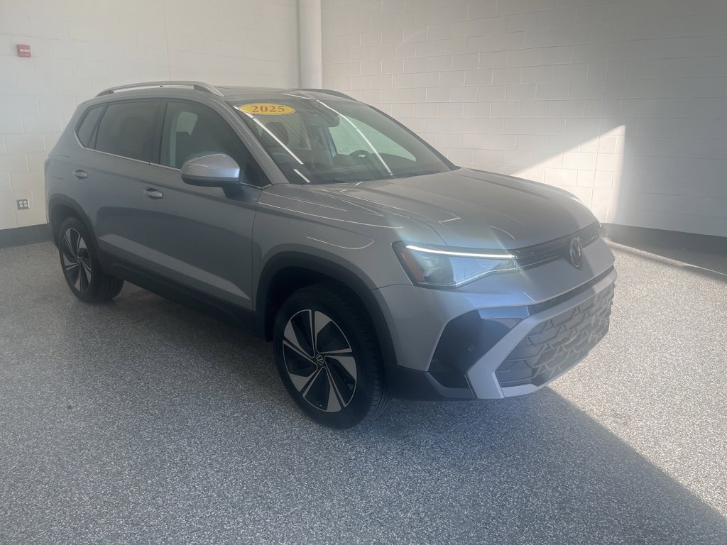 Certified 2025 Volkswagen Taos SE image 9