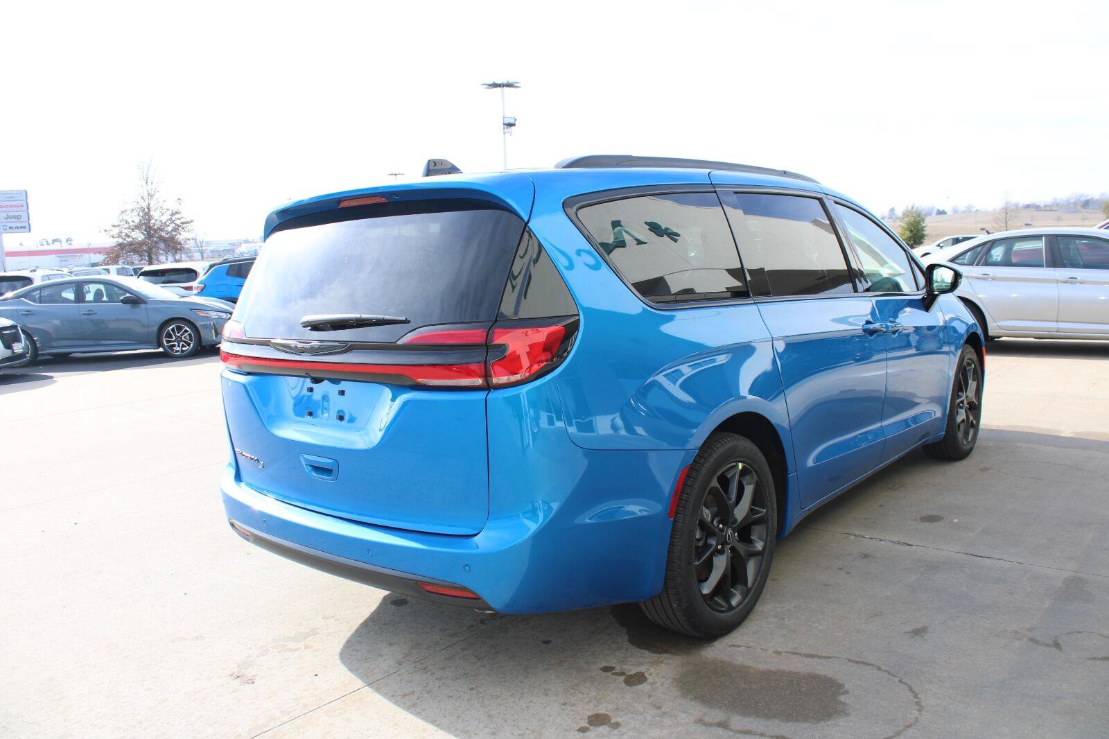 New 2026 Chrysler Pacifica Select w/ S Appearance Package FWD image 7
