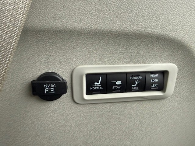 Used 2020 Chrysler Pacifica Limited w/ Tire & Wheel Group image 8