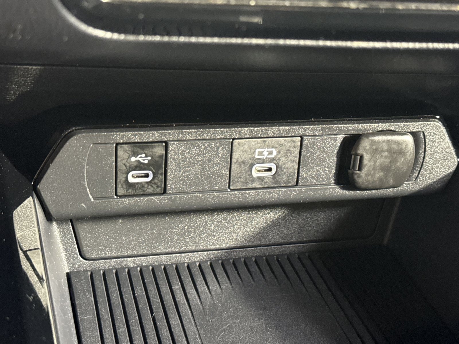 Used 2025 Toyota Prius LE AWD/4WD image 42