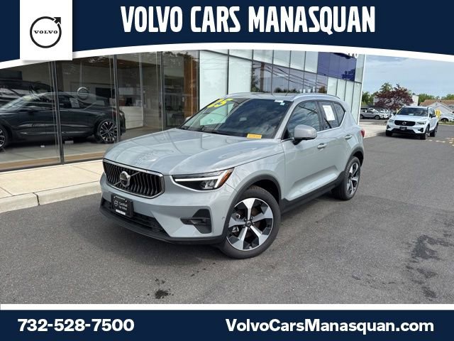 Certified 2025 Volvo XC40 B5 Plus AWD/4WD image 1