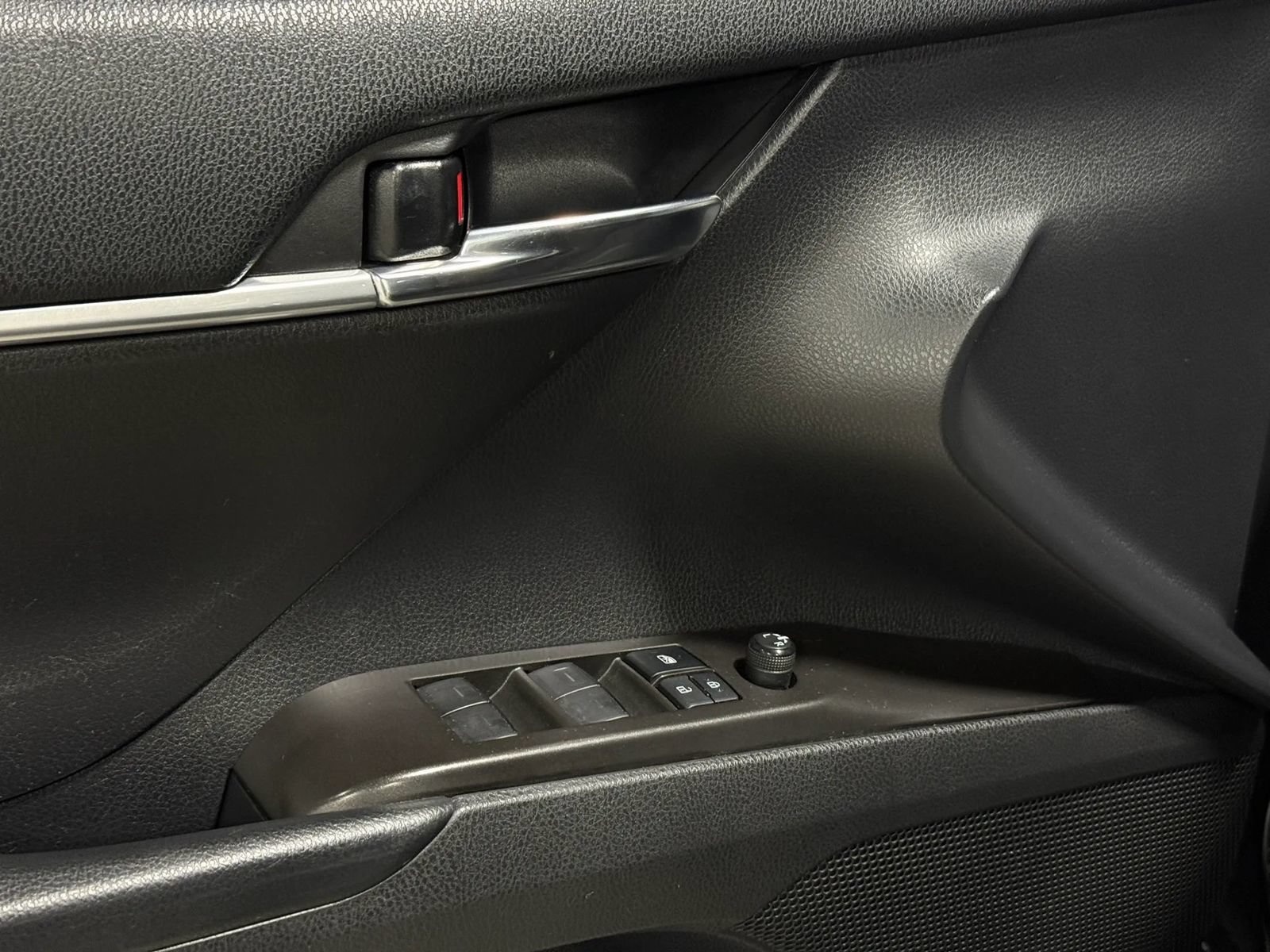 Used 2022 Toyota Camry SE FWD image 11