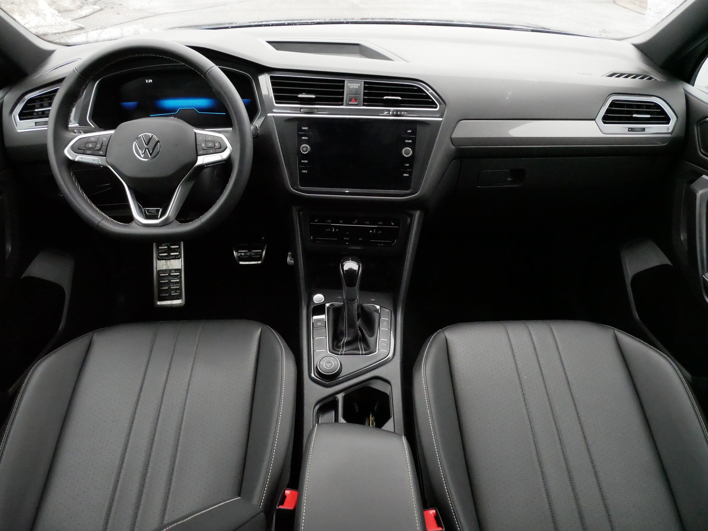 Certified 2023 Volkswagen Tiguan SE R-Line image 10