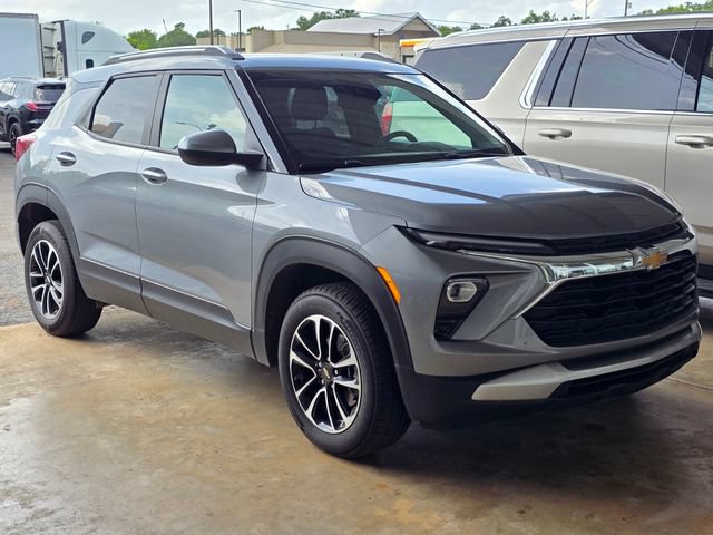 Used 2025 Chevrolet TrailBlazer LT AWD/4WD image 3