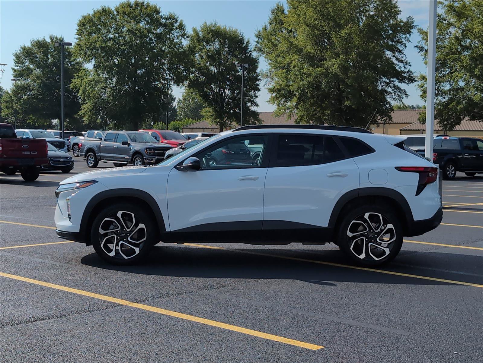 Used 2025 Chevrolet Trax RS w/ Sunroof Package FWD image 2