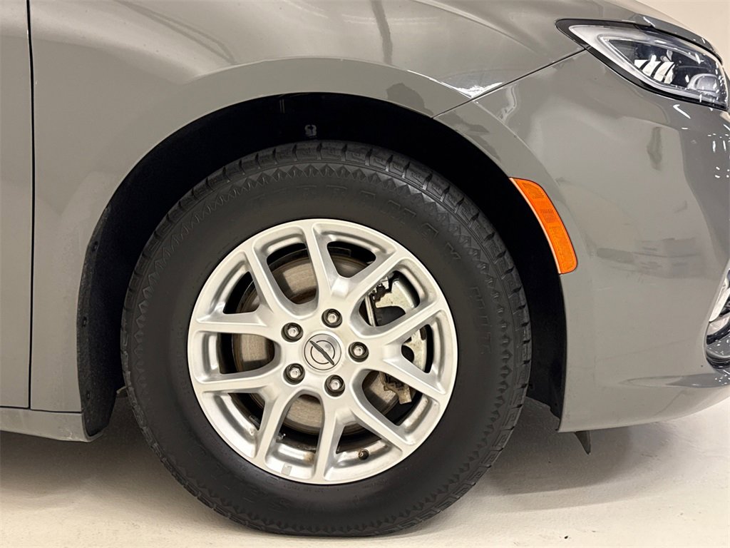 Used 2022 Chrysler Pacifica Touring-L image 7