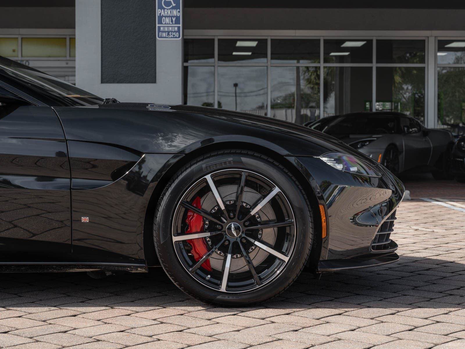Used 2021 Aston Martin V8 Vantage Roadster RWD image 31
