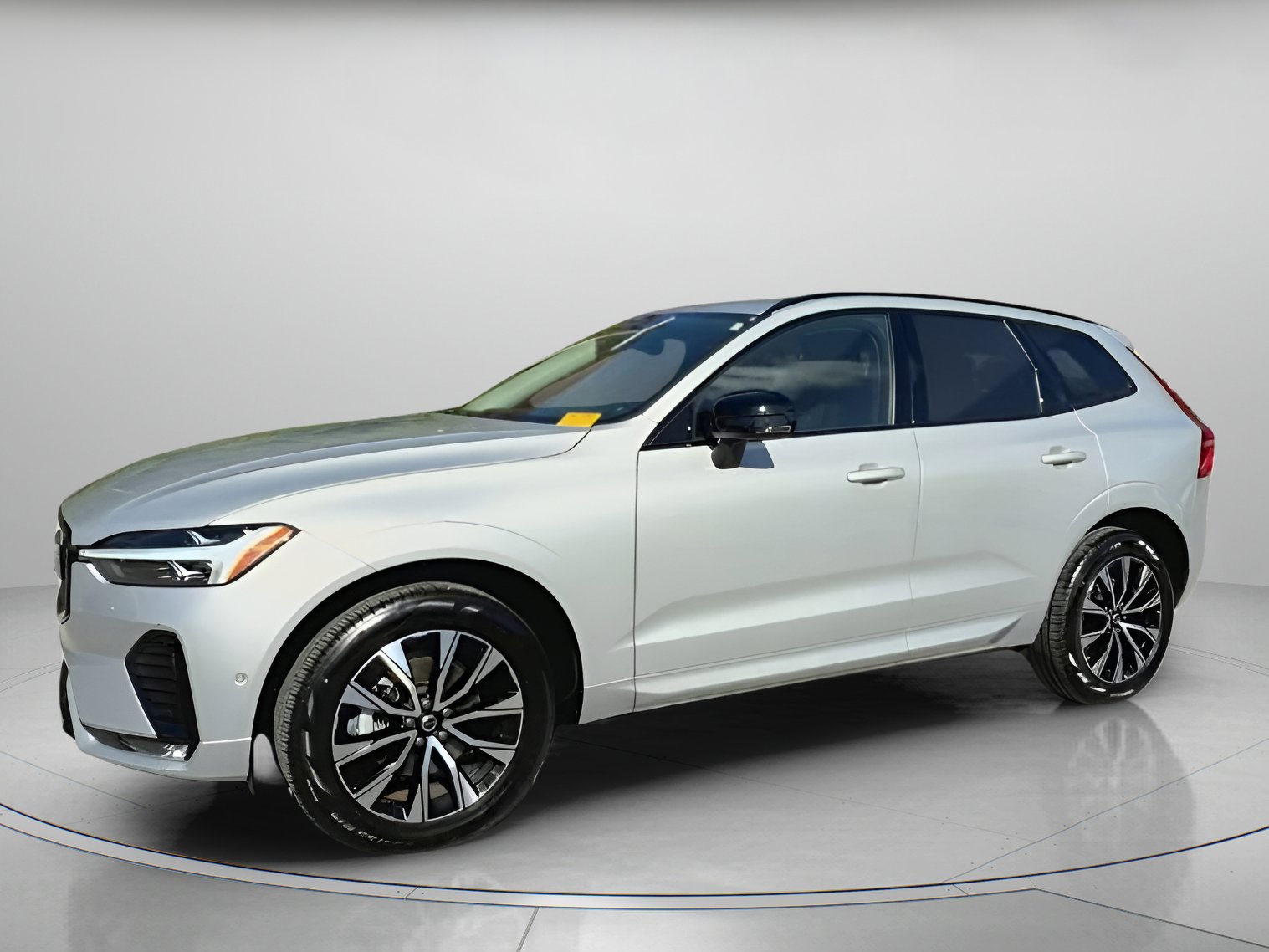 Used 2025 Volvo XC60 B5 Plus image 13