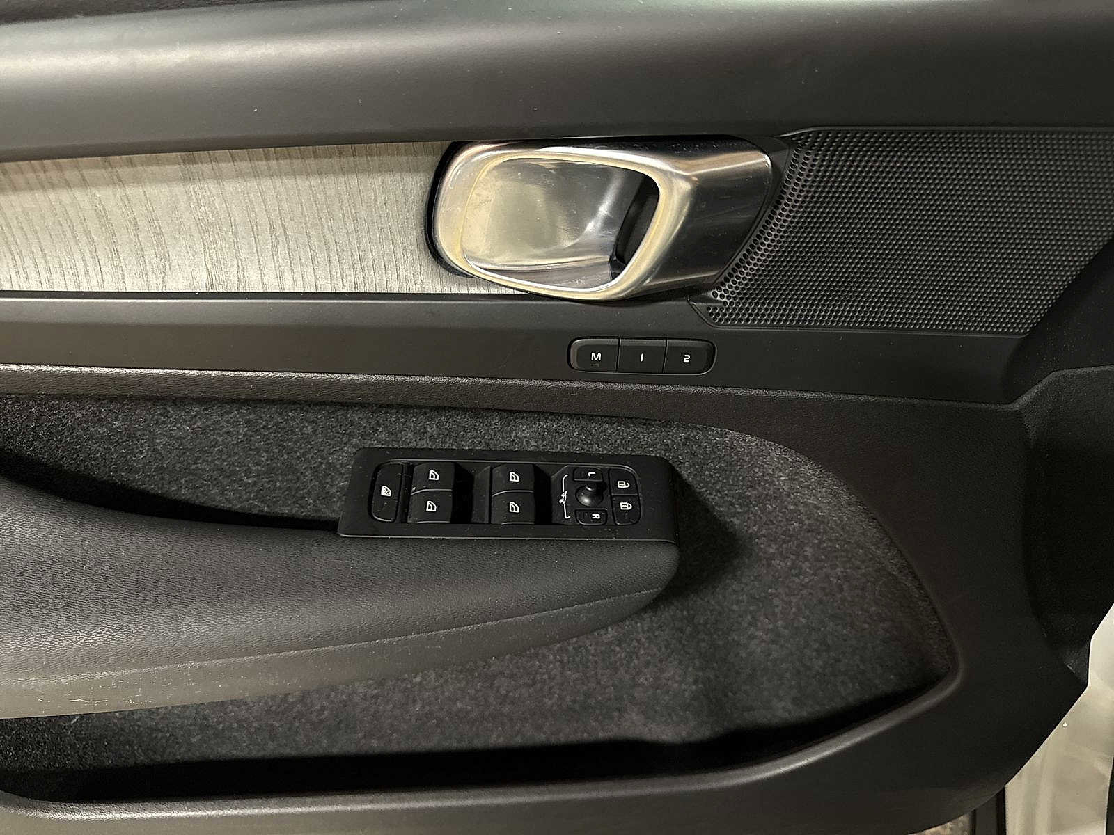 Used 2023 Volvo XC40 B5 Plus image 23