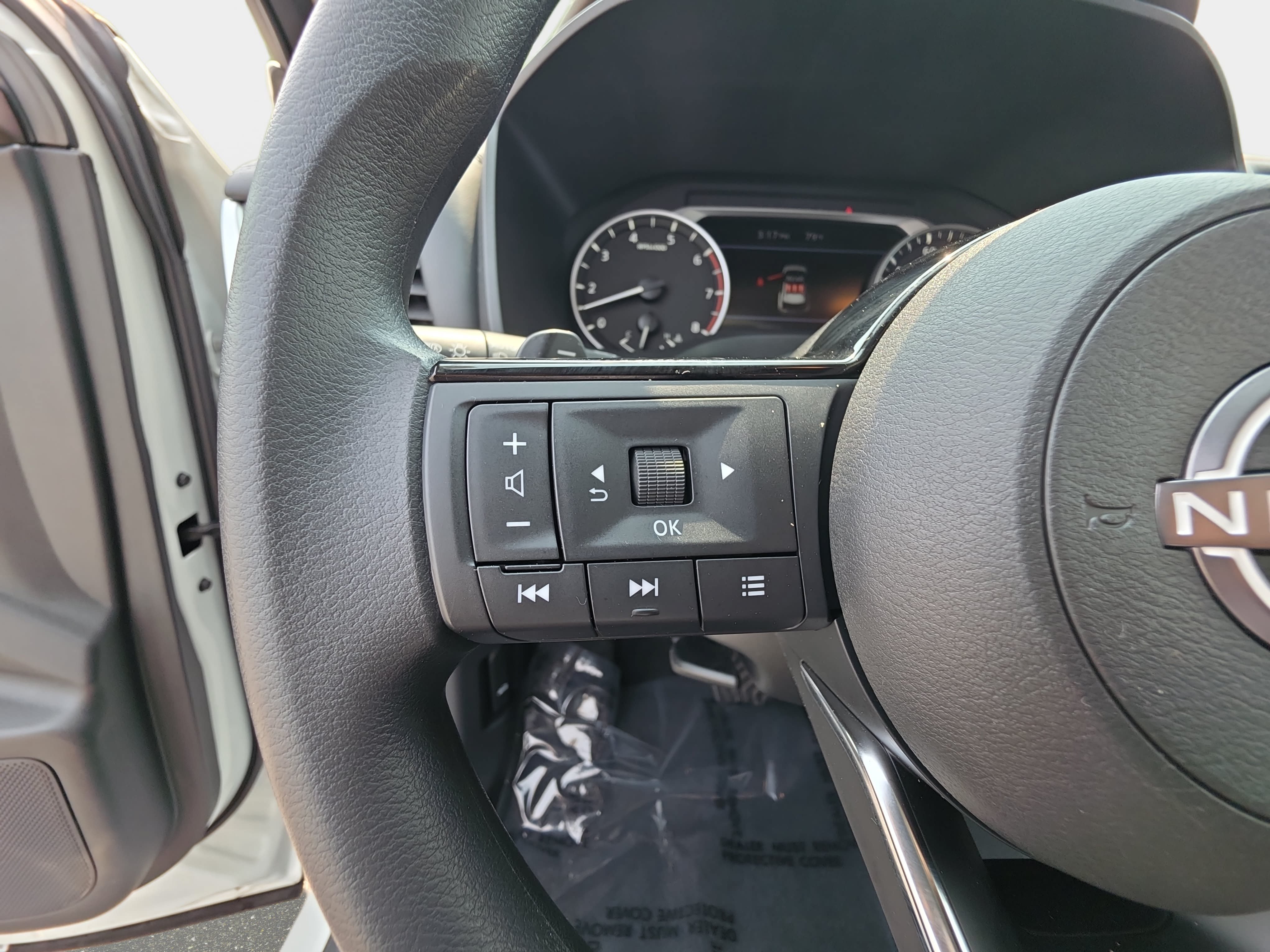 Used 2023 Nissan Rogue SV FWD image 16