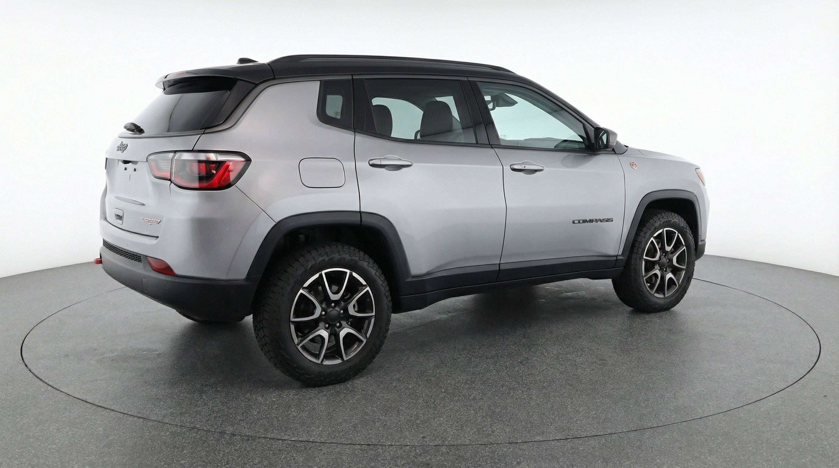 Used 2025 Jeep Compass Trailhawk w/ Trailer Tow Group AWD/4WD image 9